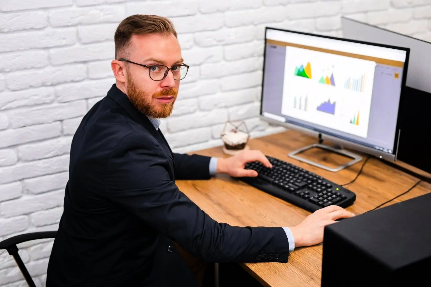 Pizarra detallando hitos del flujo de trabajo en apoyo financiero familiar